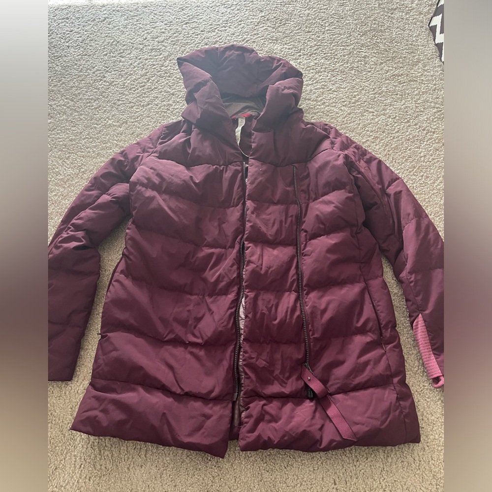 Lululemon women’s puffer jacket size 6 color burgundy